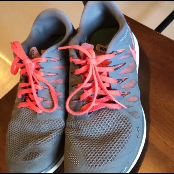 Women’s Nike tennis shoes - Picture 2 of 3